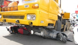 Thiếu nữ kêu cứu dưới gầm xe cẩu 25 tấn